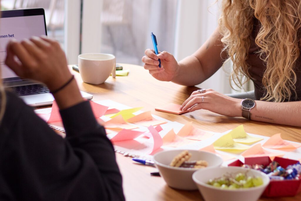 Virtual assistents werken samen een klantplanning uit