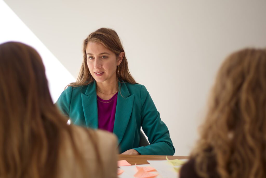 Sofie tijdens een overleg met het team van Virtual Assistant Company