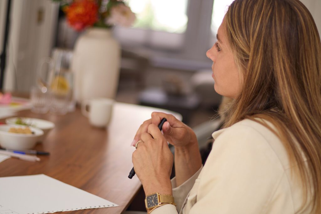 Twee virtual assistents bespreken de weekplanning aan tafel