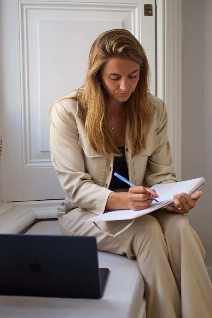Britt werkt een takenlijst uit voor een opdrachtgever